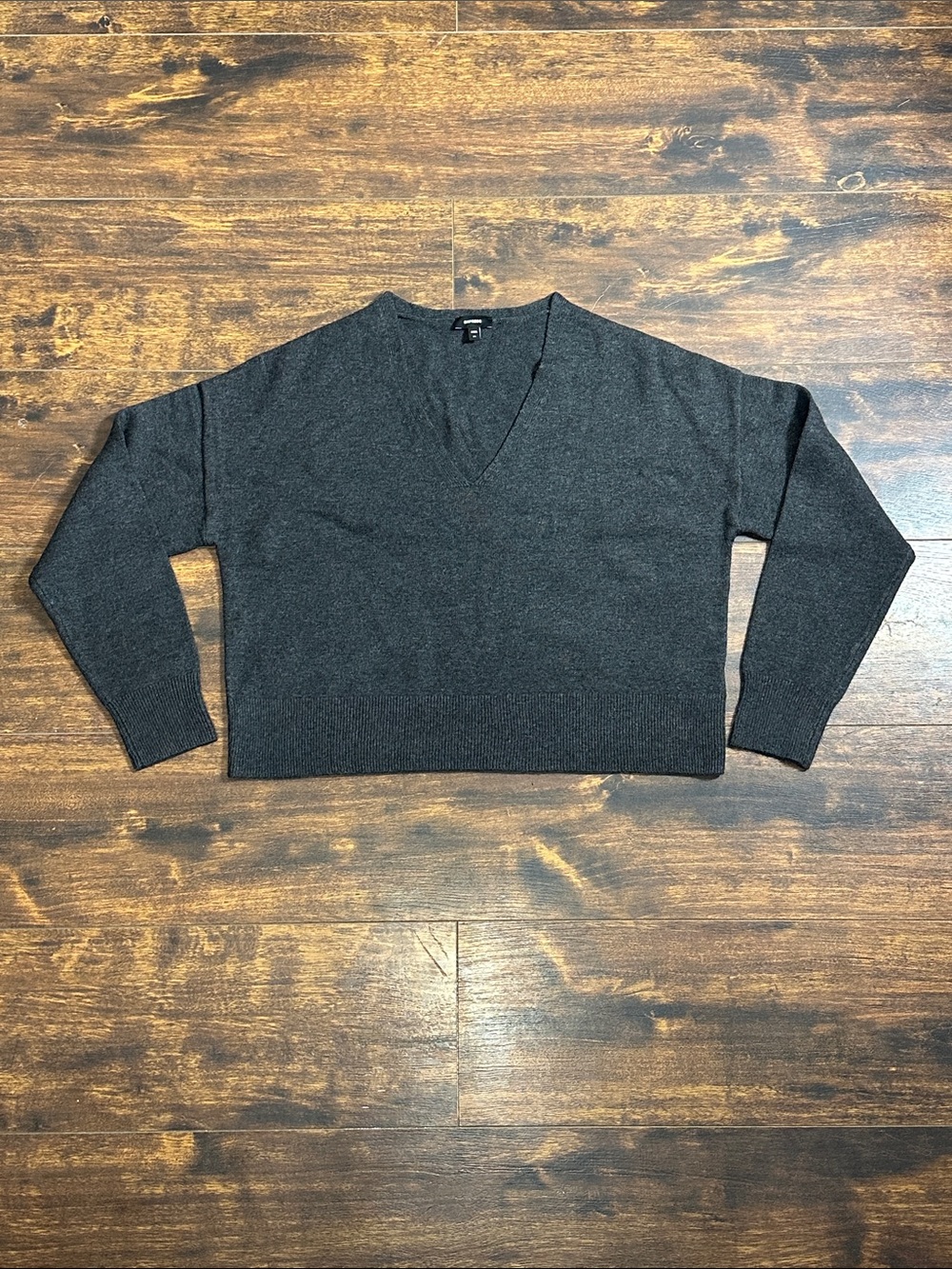 Express XS Charcoal Boxy Cropped V-Neck Sweater 🖤 Super Soft Fall Fave